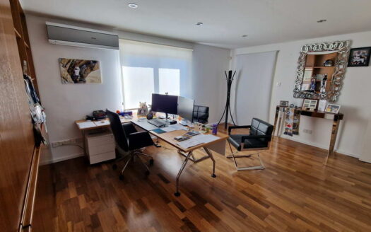 HI-TECH 190 SQ M OFFICE IN TOURIST AREA