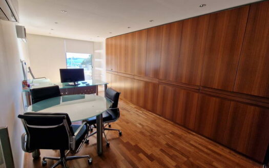 HI-TECH 190 SQ M OFFICE IN TOURIST AREA