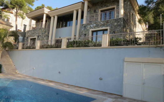 4 B/R LUXURY VILLA WITH SWIMMING POOL IN MONIATIS AREA