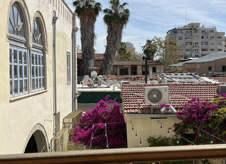 BUILDING WITH ROOF GARDEN NEAR MOLOS