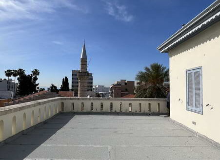 BUILDING WITH ROOF GARDEN NEAR MOLOS