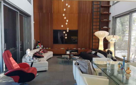 HI-TECH 4 B/R VILLA IN MONI WITH SW/POOL