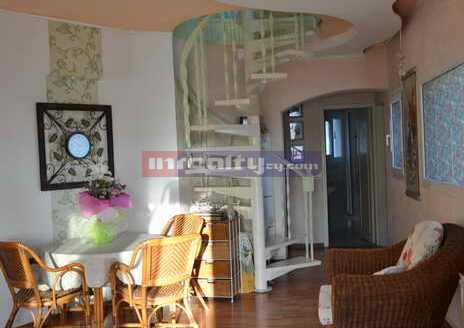 4 B/R PENTHOUSE IN OLD TOWN / LIBRARY AREA WITH SEA VIEWS