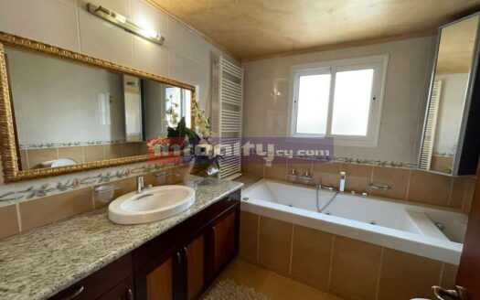 4 B/R VILLA WITH SW/POOL IN TOURIST AREA