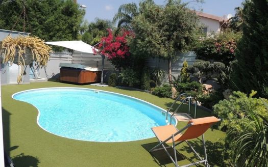 Great value 5 bedroom Villa 500m from the sea!