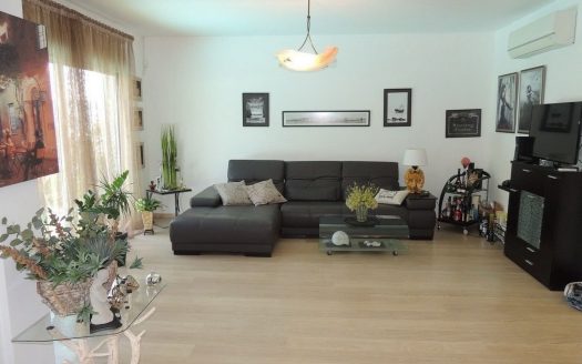 Great value 5 bedroom Villa 500m from the sea!