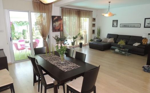 Great value 5 bedroom Villa 500m from the sea!