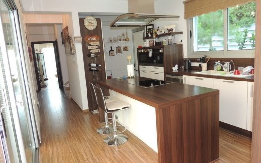Great value 5 bedroom Villa 500m from the sea!