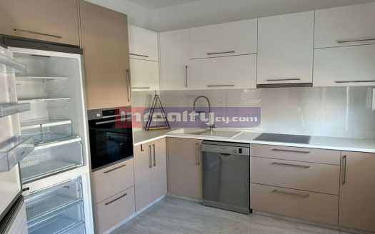 3 B/R APARTMENT NEAR AJAX HOTEL