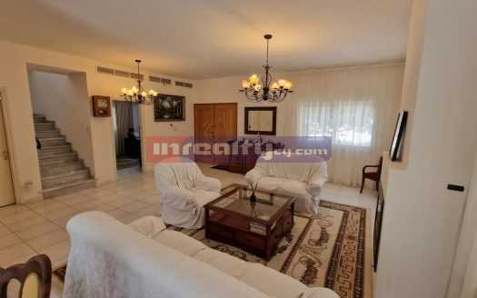 4 B/R + OFFICE HOUSE IN TOURIST AREA