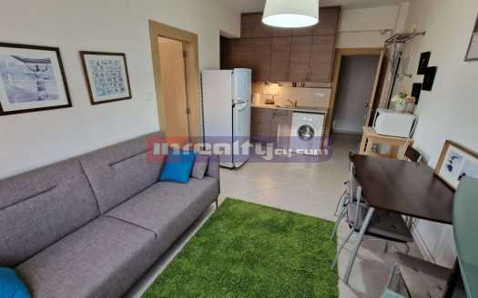 1 B/R APARTMENT IN COMPLEX NEAR METRO