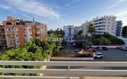 1 B/R APARTMENT IN COMPLEX NEAR METRO